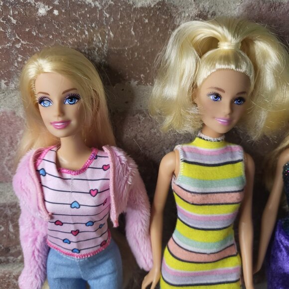 6 Barbie dolls wearing different outfits - Picture 5 of 7
